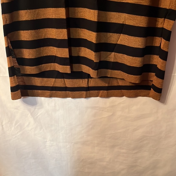 H&M Top with Faux Leather Shoulder Medium - Picture 6 of 7